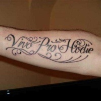Tatuaje en el antebrazo, viva pro hodie, letra cursiva