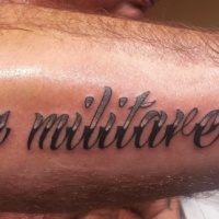 Tatuaje en el antebrazo,
vivere militare est, 
cita latina