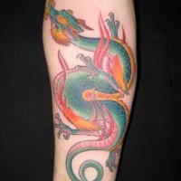 Tatuaje en el antebrazo, dragón chino verde