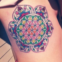 vivaci colori fiore di vita in mandala tatuaggio su lato