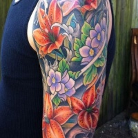 vivaci colori fiori giapponese tatuaggio per ragazzi a mezza manica