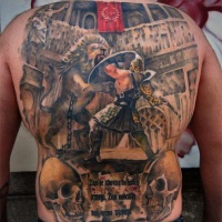 Tatuaje en la espalda,
gladiador lucha con león en la arena