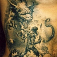 guerriero combattente con drago tatuaggio su costolette
