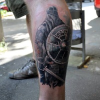 guerriero con armatura a catena con scudo tatuaggio su stinco
