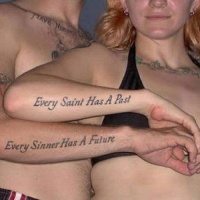 doppio saggio lettere nere citazione tatuaggio per amicizia su braccia