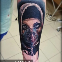 Mulher em tatuagem de máscara no antebraço
