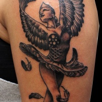 eccezionale inchiostro nero ballerina con ali a posto le braccia tatuaggio su spalla