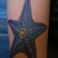 Tatuaje en el brazo, estrella de mar rara de color azul oscuro