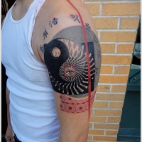 Tatuaggio grande sul braccio il disegno nero in stile Yin-Yang