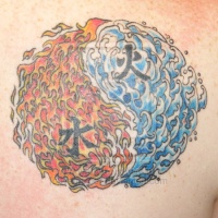 Tatuaje en el hombro, yin yang de colores azul y naranja