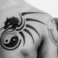 Tatuaggio il disegno nero in stile Yin-Yang