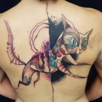 Tatuaje en la espalda, gato con cuerpo desproporcionado