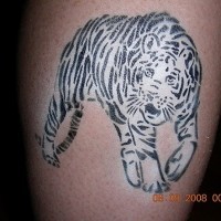 Abstraktes hausgemachtes schwarzes und weißes Tattoo mit Tiger am Beinmuskel