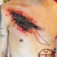 Tatuaggio astratto sul petto il corvo sul fondo rosso