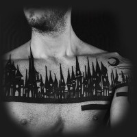 Tatuaje en el pecho,  ciudad vieja nocturna, tinta negra