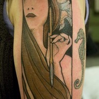 Tatuaje en el brazo, imagen de mujer, estilo abstracto