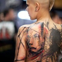 Abstrakter Stil großes mehrfarbiges Porträt mit Schriftzug Tattoo am ganzen Rücken