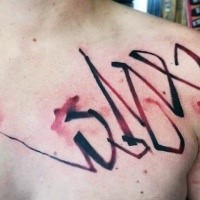 Abstrakter Stil schwarz und rot gefärbter Schriftzug Tattoo auf der Brust