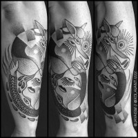 Tatuaje en el antebrazo, humano con animal y sol, dibujo negro blanco surrealista