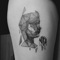 astratto stile nero e bianco faccia geometrica tatuaggio su coscia