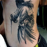 Tatuaje en el costado, 
guerrero asiático con dos espadas