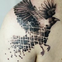 Tatuaje en el hombro, cuervo único estilizado, colores negro blanco
