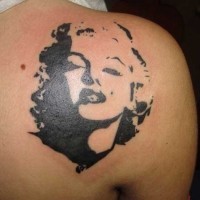 Tatuaje en el omóplato, Marilyn Monroe nergo blanco