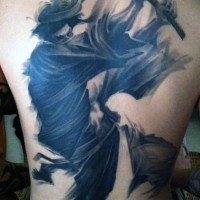 Tatuaje en la espalda,
silueta de guerrero asiático con espada, tinta negra