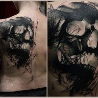 Tatuaje en la espalda, cráneo maravilloso volumétrico, tinta negra