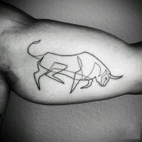 Tatuaje en el brazo, toro simple de estilo abstracto, tinta negra