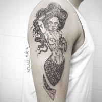 Tatuaje de sirena extraordinaria en el brazo, tinta negra