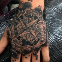 Abstrakter Stil schwarzes Hand Tattoo mit  mystischem Kompass