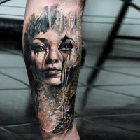 Abstrakter Stil schwarzes Bein Tattoo mit mystischer Frau
