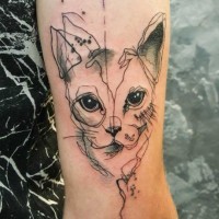 Tatuaje en el brazo, diseño de gato único, tinta negra