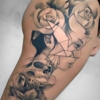 Abstrakter Stil schwarzes Oberschenkel Tattoo mit Frau Porträt mit Rosen, menschlichem Schädel und Wolf