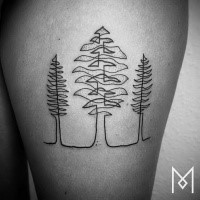 Abstrakter Stil schwarzes Oberschenkel Tattoo mit Bäumen