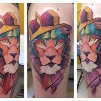 Tatuaje multicolor en el hombro,
 león rey en corona, estilo abstracto
