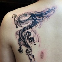 Abstrakter Stil farbiges Rücken Tattoo mit rauchförmigem Drachen