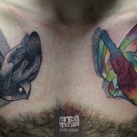 Abstrakter Stil farbiges Brust Tattoo mit abgeseilten Händen