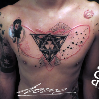 Abstrakter Stil farbiges Brust Tattoo von Schmetterling mit Gesicht der Frau und Dreieck