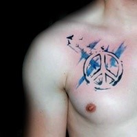 Abstrakter Stil farbiges Brust Tattoo von Friedenszeichen mit Vögeln