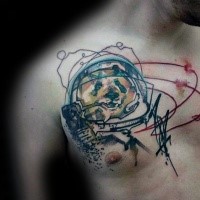 Abstrakter Stil farbiges Brust Tattoo mit Bären im Raumanzug