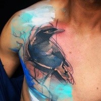 Abstrakter Stil farbiges Brust Tattoo mit großer Krähe
