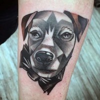 Tatuaje en el antebrazo, retrato de perro bonito con moño