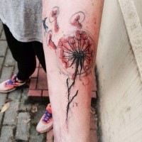 Abstrakter Stil farbiges Unterarm Tattoo mit Löwenzahn