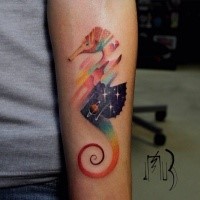 Abstrakter Stil farbiges Unterarm Tattoo von Seepferdchen mit Sternen