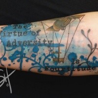 Abstrakter Stil farbiges Unterarm Tattoo mit Schriftzug und Luftschiff