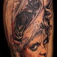 Abstrakter Stil farbiges Unterarm Tattoo mit Porträt der Frau mit brüllenden Bären