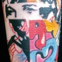 Abstraktstil farbiger Unterarm Tattoo der verschiedenen Symbole