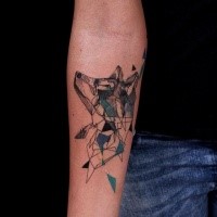 Abstrakter Stil farbiges Unterarm Tattoo mit Wolfskopf